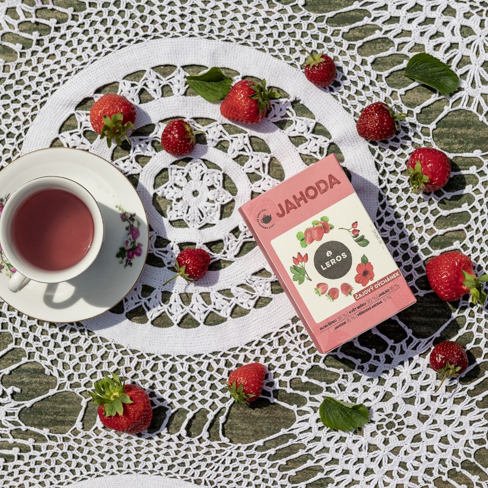 Ovocná čajová zmes voňajúca po sladkých jahodách pro milovníkov šťavnatej osviežujúcej chuti.