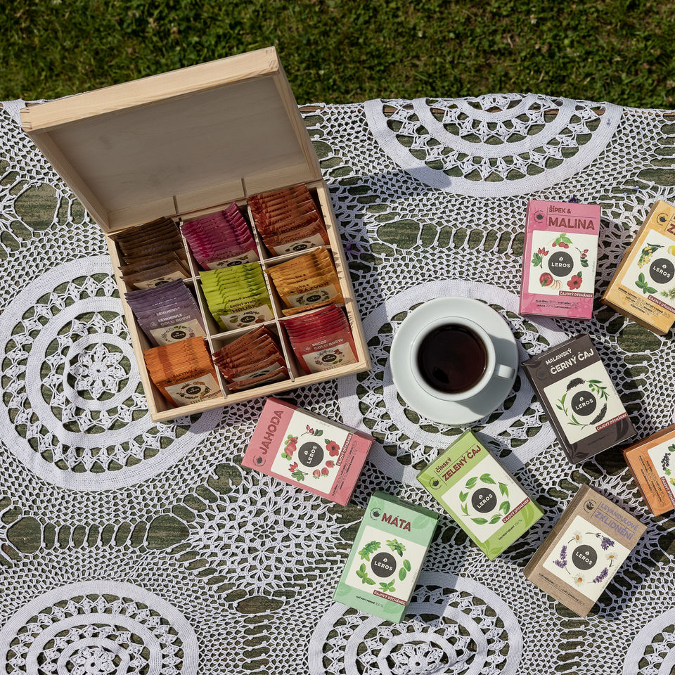 Box na 9 druhů čajových sáčků z masivního borovicového dřeva.