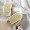 Přírodní ručně vyráběné mýdlo s olivovým a mandlovým olejem jemně očistí citlivou dětskou pokožku. 