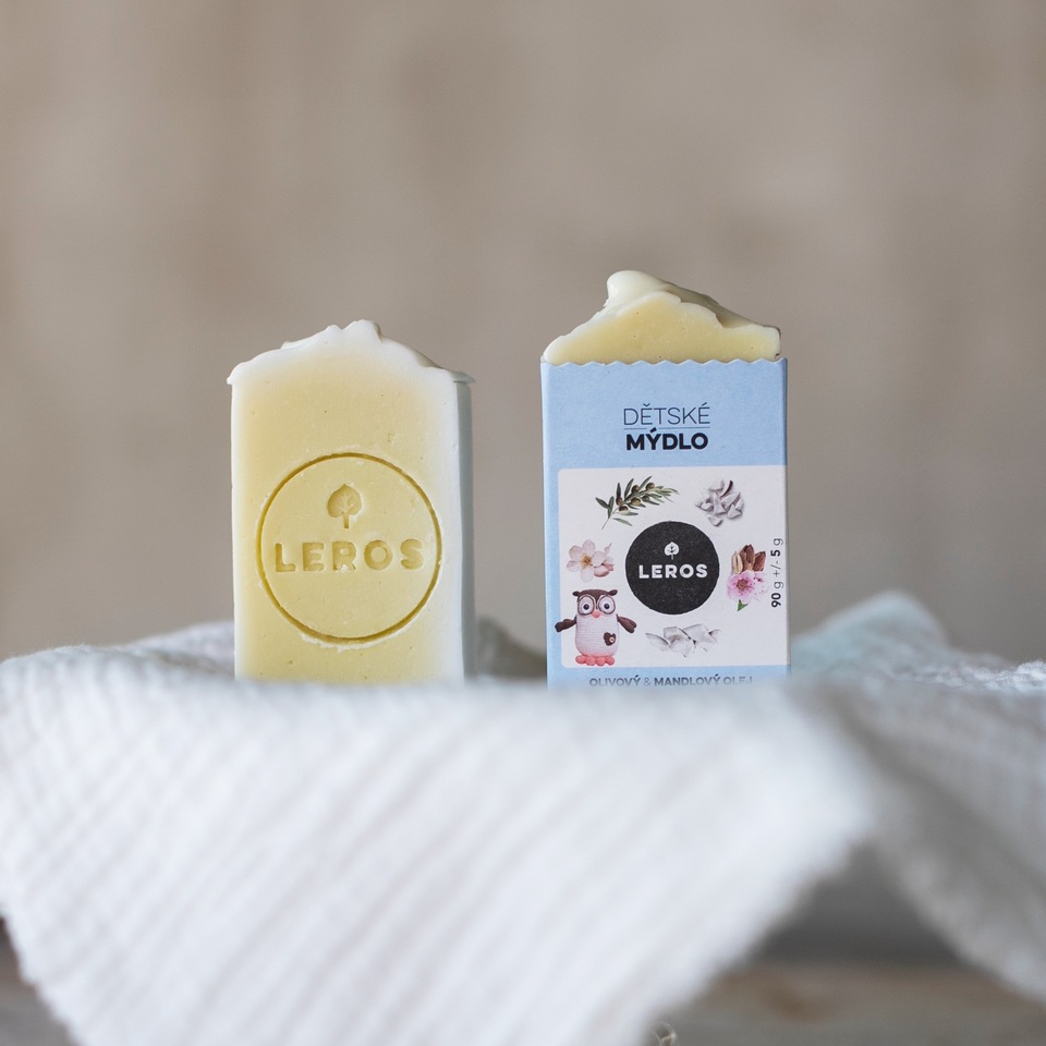 Přírodní ručně vyráběné olejové mýdlo s olivovým a mandlovým olejem jemně očistí citlivou dětskou pokožku. 
