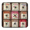 Dárková plechová kazeta s motivem Vánočního věnce s výběrem 9 druhů bylinných voňavých čajů. Celkem je v sadě 45 bylinkových čajů.