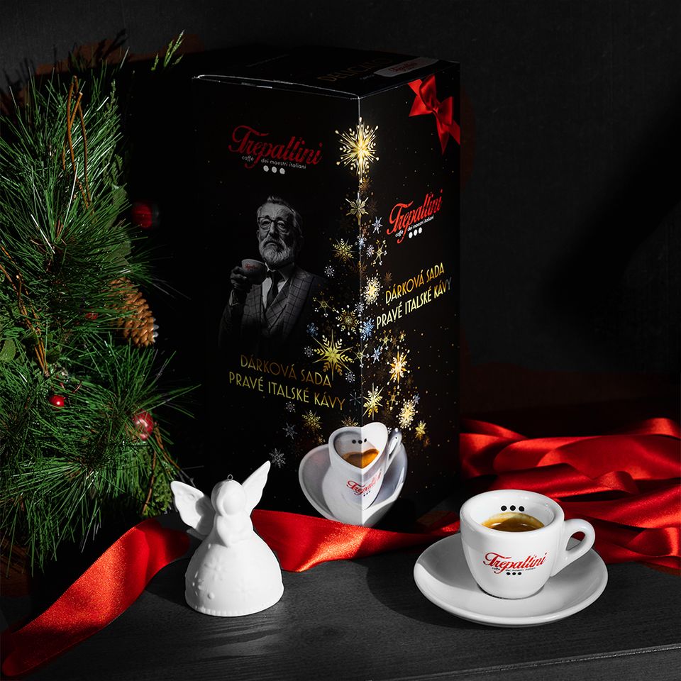 Vianočná darčeková sada obsahuje 36 kapsúl v 3 variantoch TREPALLINI CRUDO, DELICATO, CLASSICO, kompatibilných s Dolce Gusto kávovarmi. Káva Trepallini je na mieru namiešanou zmesou arabiky a robusty, praženou po starom talianskym spôsobom z kávových zŕn z Kolumbie, Brazílie a Indie. Je to káva s plným telom a nízkou kyslosťou, ktorá Vás prekvapí jemnou, horko-sladkou chuťou a výraznou arómou.