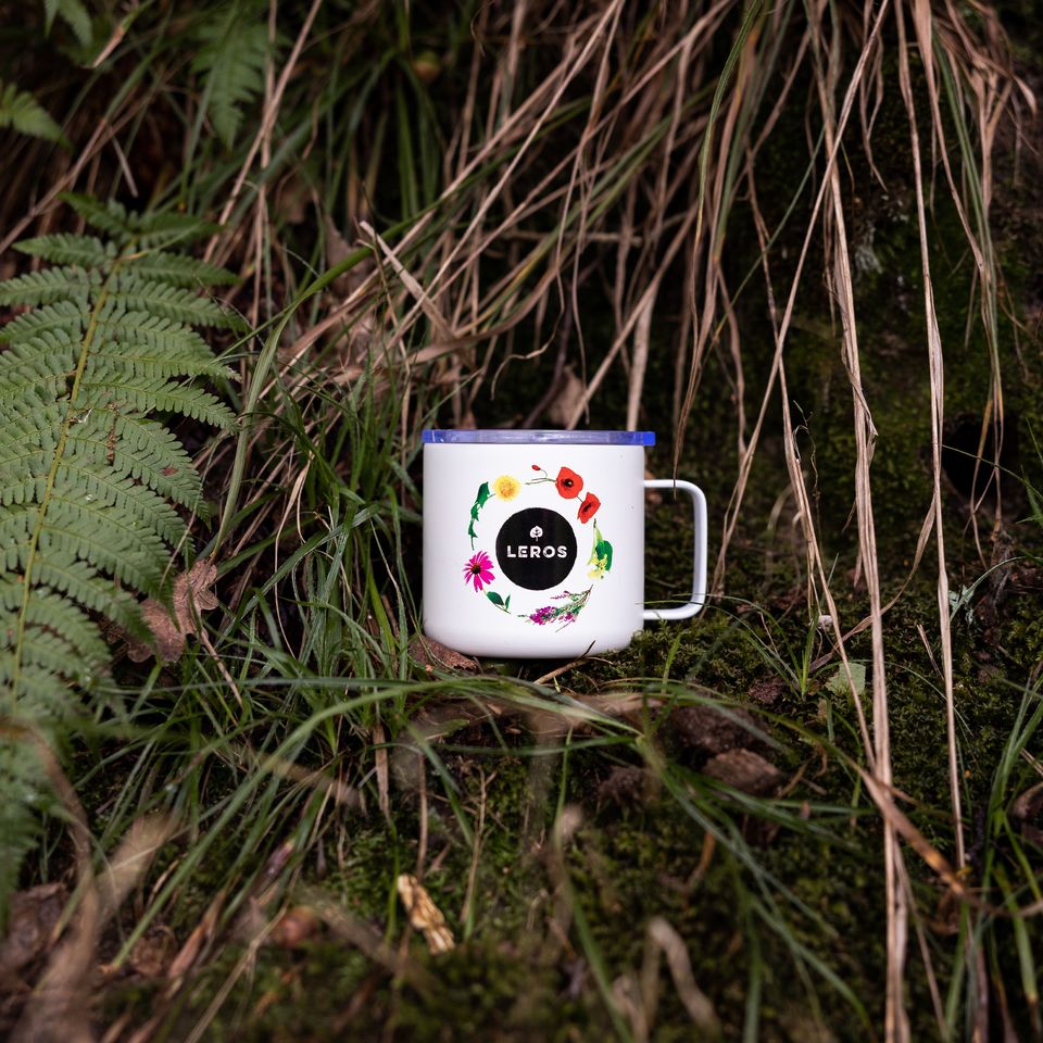 Nerezový termohrnek, do kterého si můžete připravit čaj doma či si jej můžete připravit s sebou na cestu.