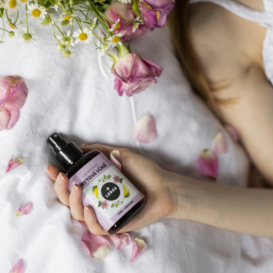Prírodný interiérový parfum z esenciálnych olejov s vôňou ruže, mimózy a harmančeku pre príjemný pocit harmónie a uvoľnenia.