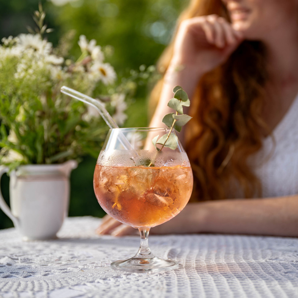Bylinný čaj s blahovičníkem a rooibos čajem vytvořená speciálně pro přípravu osvěžujícího ledového nápoje.