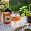 Bylinný čaj s blahovičníkem a rooibos čajem vytvořená speciálně pro přípravu osvěžujícího ledového nápoje.