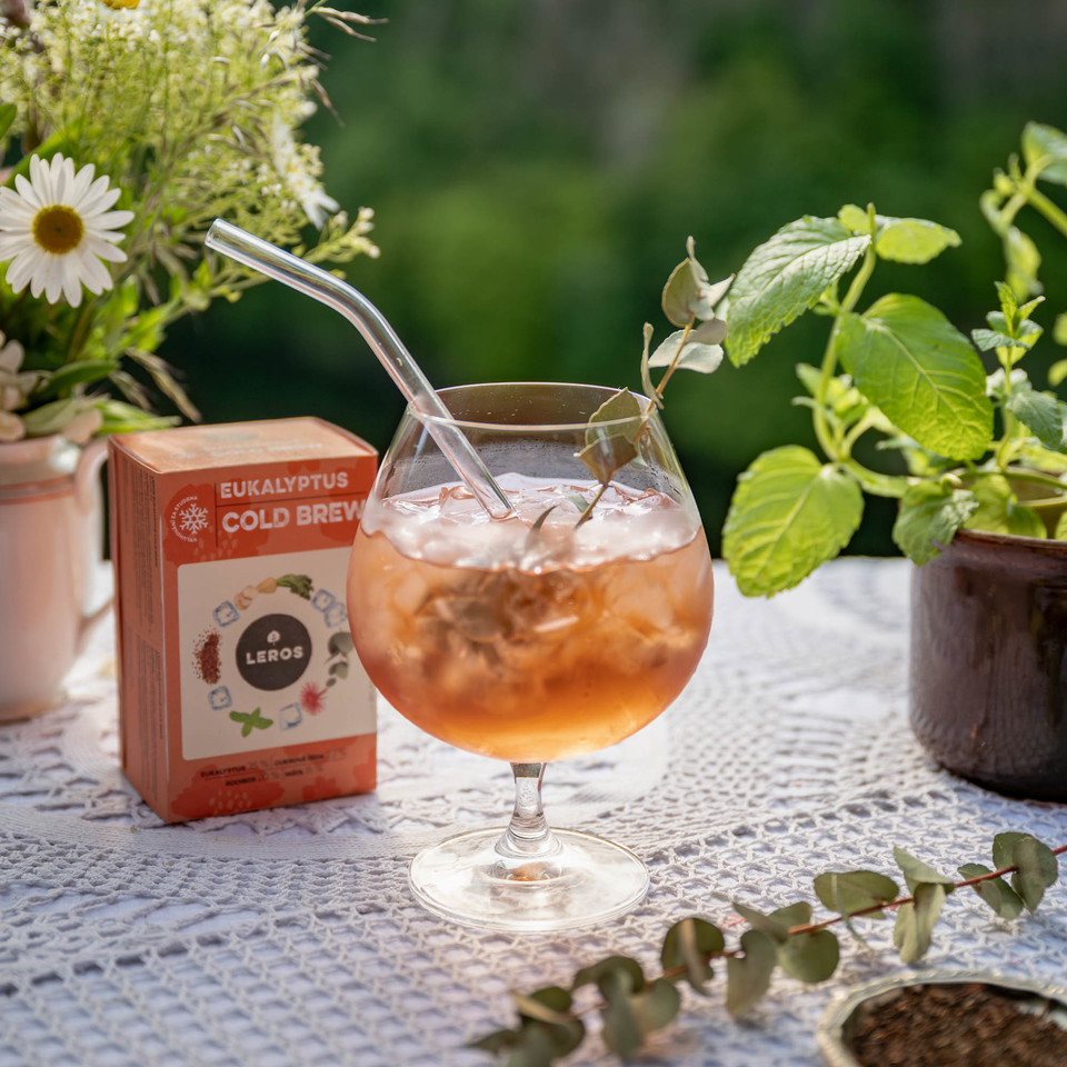 Bylinný čaj s blahovičníkem a rooibos čajem vytvořená speciálně pro přípravu osvěžujícího ledového nápoje.