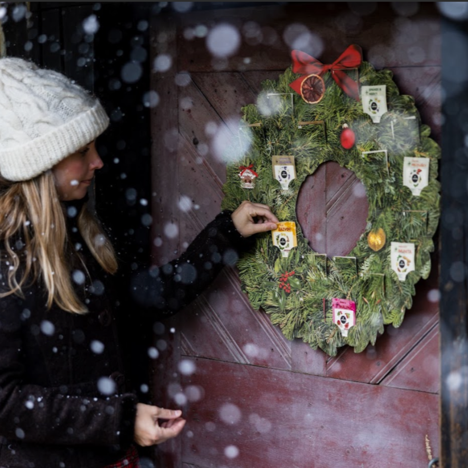 Nástěnný bylinný adventní kalendář obsahuje 24 čajových sáčků a 24 jmenovek na dárky. Pitím čaje zdobíte věnec a odkrýváte ozdoby schované na věnci. Kalendář si můžete zavěsit na dveře nebo na stěnu a užít si adventní čas s šálkem čaje každý den.